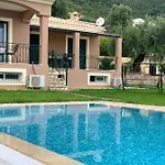 Renata -pool, Large Garden & Free Parking, 2 Minutes Walk From The 别墅