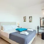 Renata -pool, Large Garden & Free Parking, 2 Minutes Walk From The