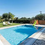 Renata -pool, Large Garden & Free Parking, 2 Minutes Walk From The *