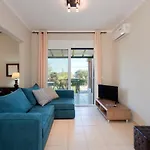 Renata -pool, Large Garden & Free Parking, 2 Minutes Walk From The *