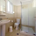 Renata -pool, Large Garden & Free Parking, 2 Minutes Walk From The *