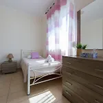 别墅 Renata -pool, Large Garden & Free Parking, 2 Minutes Walk From The