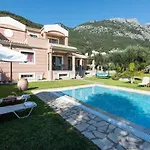 Renata -pool, Large Garden & Free Parking, 2 Minutes Walk From The Villa