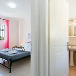 Renata -pool, Large Garden & Free Parking, 2 Minutes Walk From The Villa