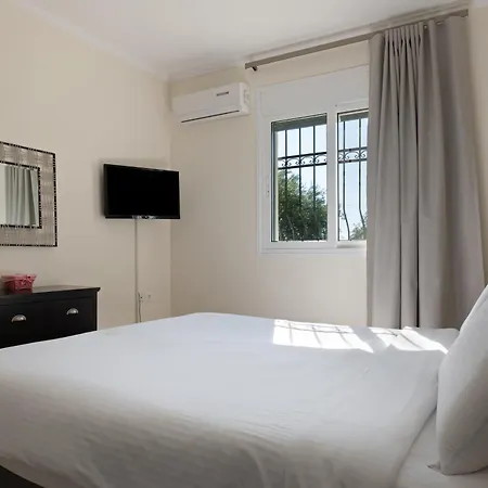 Renata -pool, Large Garden & Free Parking, 2 Minutes Walk From The *