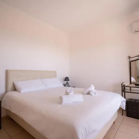 Renata -pool, Large Garden & Free Parking, 2 Minutes Walk From The