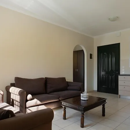 Renata -pool, Large Garden & Free Parking, 2 Minutes Walk From The