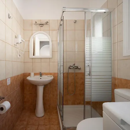 Βίλα Renata -pool, Large Garden & Free Parking, 2 Minutes Walk From The