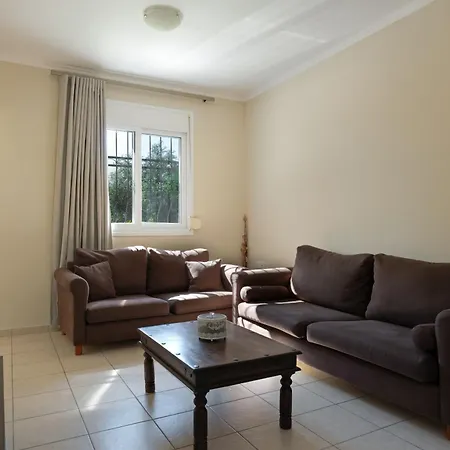 Βίλα Renata -pool, Large Garden & Free Parking, 2 Minutes Walk From The *