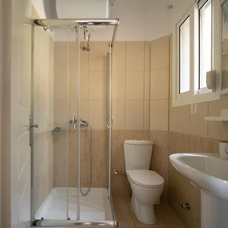 Renata -pool, Large Garden & Free Parking, 2 Minutes Walk From The *
