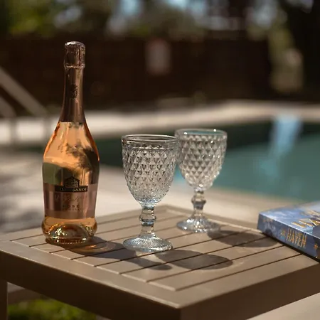 Renata -pool, Large Garden & Free Parking, 2 Minutes Walk From The