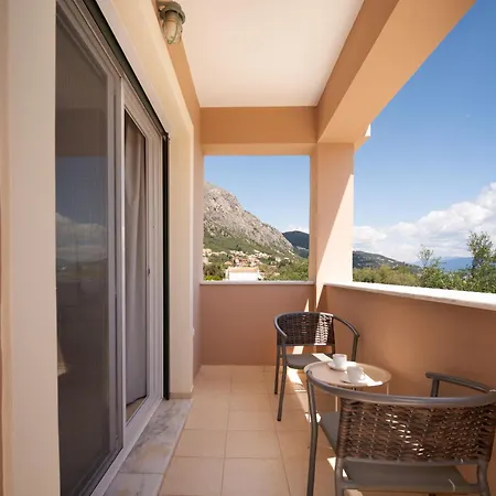 Βίλα Renata -pool, Large Garden & Free Parking, 2 Minutes Walk From The *