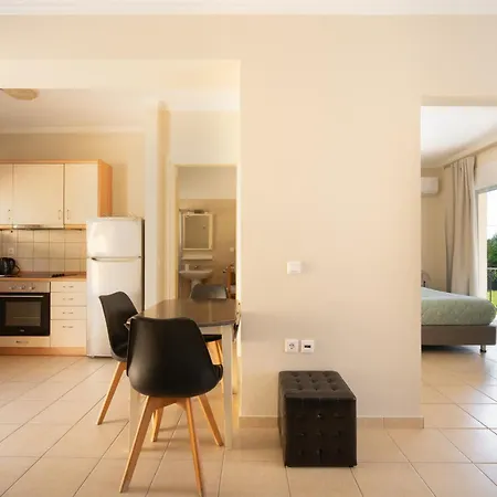 Renata -pool, Large Garden & Free Parking, 2 Minutes Walk From The *