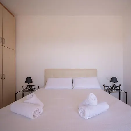 Renata -pool, Large Garden & Free Parking, 2 Minutes Walk From The Μπαρμπάτι