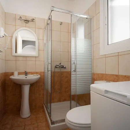 Renata -pool, Large Garden & Free Parking, 2 Minutes Walk From The