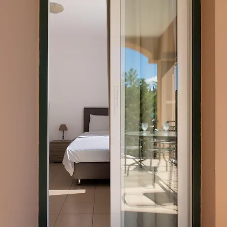Renata -pool, Large Garden & Free Parking, 2 Minutes Walk From The Βίλα