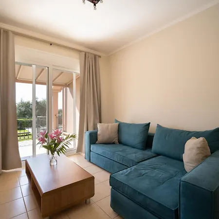 Renata -pool, Large Garden & Free Parking, 2 Minutes Walk From The *