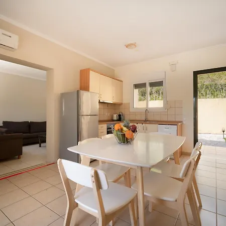 Renata -pool, Large Garden & Free Parking, 2 Minutes Walk From The