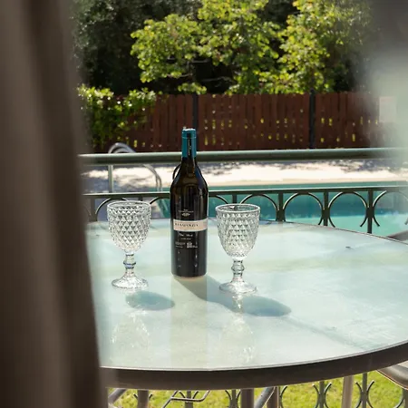 Renata -pool, Large Garden & Free Parking, 2 Minutes Walk From The
