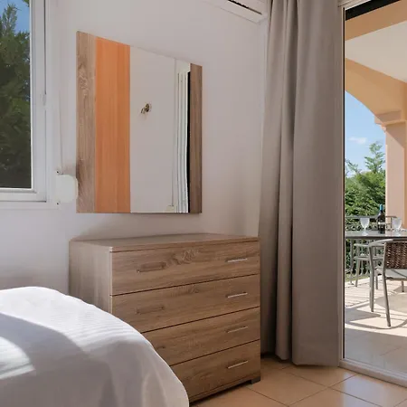 Βίλα Renata -pool, Large Garden & Free Parking, 2 Minutes Walk From The