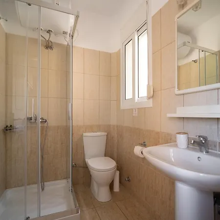 Βίλα Renata -pool, Large Garden & Free Parking, 2 Minutes Walk From The *
