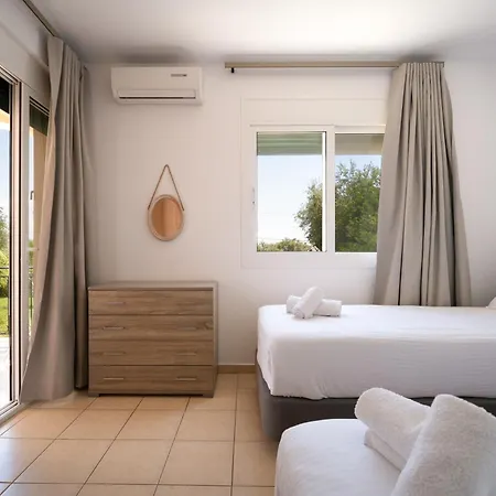 Renata -pool, Large Garden & Free Parking, 2 Minutes Walk From The *