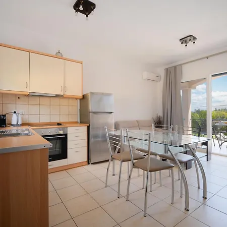 Renata -pool, Large Garden & Free Parking, 2 Minutes Walk From The