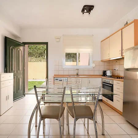 Βίλα Renata -pool, Large Garden & Free Parking, 2 Minutes Walk From The