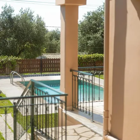 Renata -pool, Large Garden & Free Parking, 2 Minutes Walk From The *