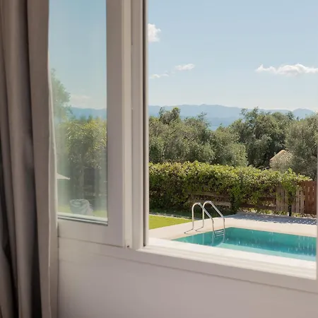 Renata -pool, Large Garden & Free Parking, 2 Minutes Walk From The