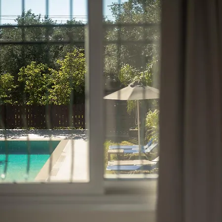 Renata -pool, Large Garden & Free Parking, 2 Minutes Walk From The