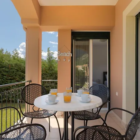 Renata -pool, Large Garden & Free Parking, 2 Minutes Walk From The