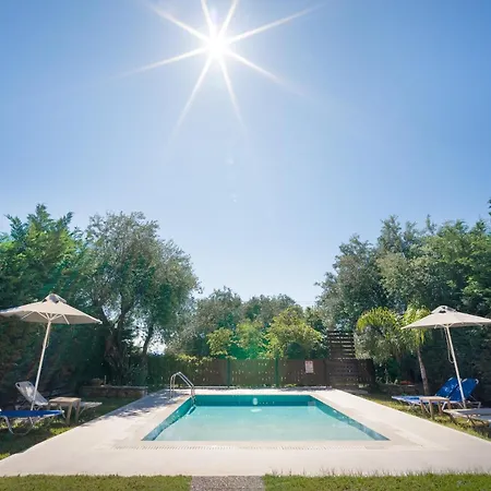 Βίλα Renata -pool, Large Garden & Free Parking, 2 Minutes Walk From The