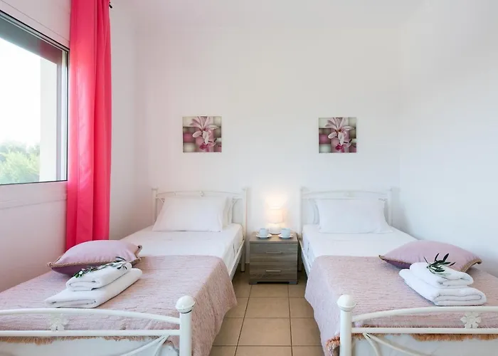 Villa Renata -pool, Large Garden & Free Parking, 2 Minutes Walk From The Barbati