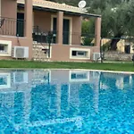 וילה Renata -pool, Large Garden & Free Parking, 2 Minutes Walk From The