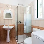 Renata -pool, Large Garden & Free Parking, 2 Minutes Walk From The וילה *