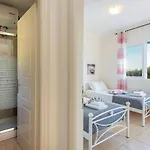 Renata -pool, Large Garden & Free Parking, 2 Minutes Walk From The
