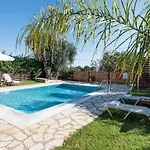 Renata -pool, Large Garden & Free Parking, 2 Minutes Walk From The וילה *