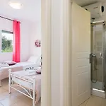 וילה Renata -pool, Large Garden & Free Parking, 2 Minutes Walk From The *