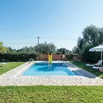 Renata -pool, Large Garden & Free Parking, 2 Minutes Walk From The וילה