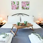 Renata -pool, Large Garden & Free Parking, 2 Minutes Walk From The * בארבאטי