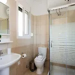 Renata -pool, Large Garden & Free Parking, 2 Minutes Walk From The