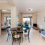 וילה Renata -pool, Large Garden & Free Parking, 2 Minutes Walk From The *