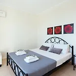 Renata -pool, Large Garden & Free Parking, 2 Minutes Walk From The בארבאטי