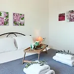 וילה Renata -pool, Large Garden & Free Parking, 2 Minutes Walk From The *