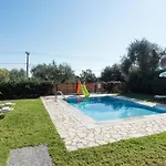Renata -pool, Large Garden & Free Parking, 2 Minutes Walk From The