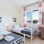 וילה Renata -pool, Large Garden & Free Parking, 2 Minutes Walk From The *