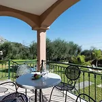 וילה Renata -pool, Large Garden & Free Parking, 2 Minutes Walk From The *