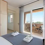 Renata -pool, Large Garden & Free Parking, 2 Minutes Walk From The *