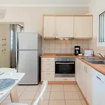 Renata -pool, Large Garden & Free Parking, 2 Minutes Walk From The וילה